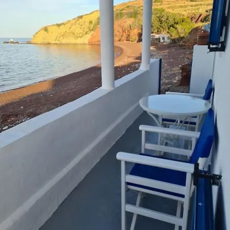 μικρο σπιτι διπλα στο κυμα