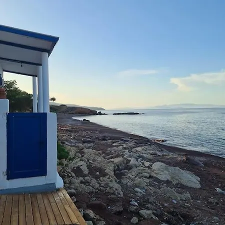 μικρο σπιτι διπλα στο κυμα