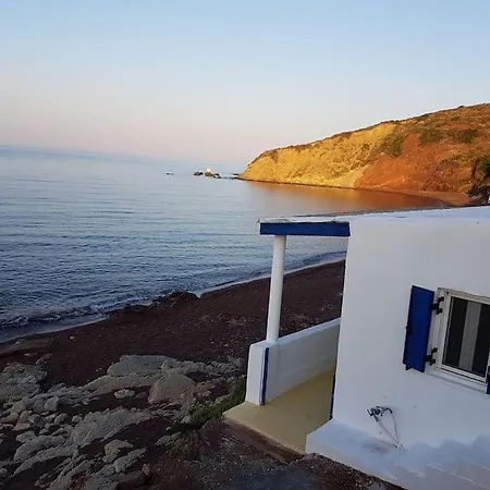μικρο σπιτι διπλα στο κυμα *