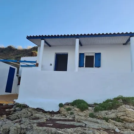 μικρο σπιτι διπλα στο κυμα Agia Pelagia (Kythira)