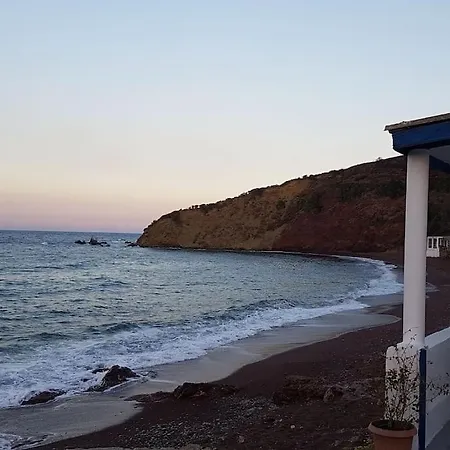 μικρο σπιτι διπλα στο κυμα